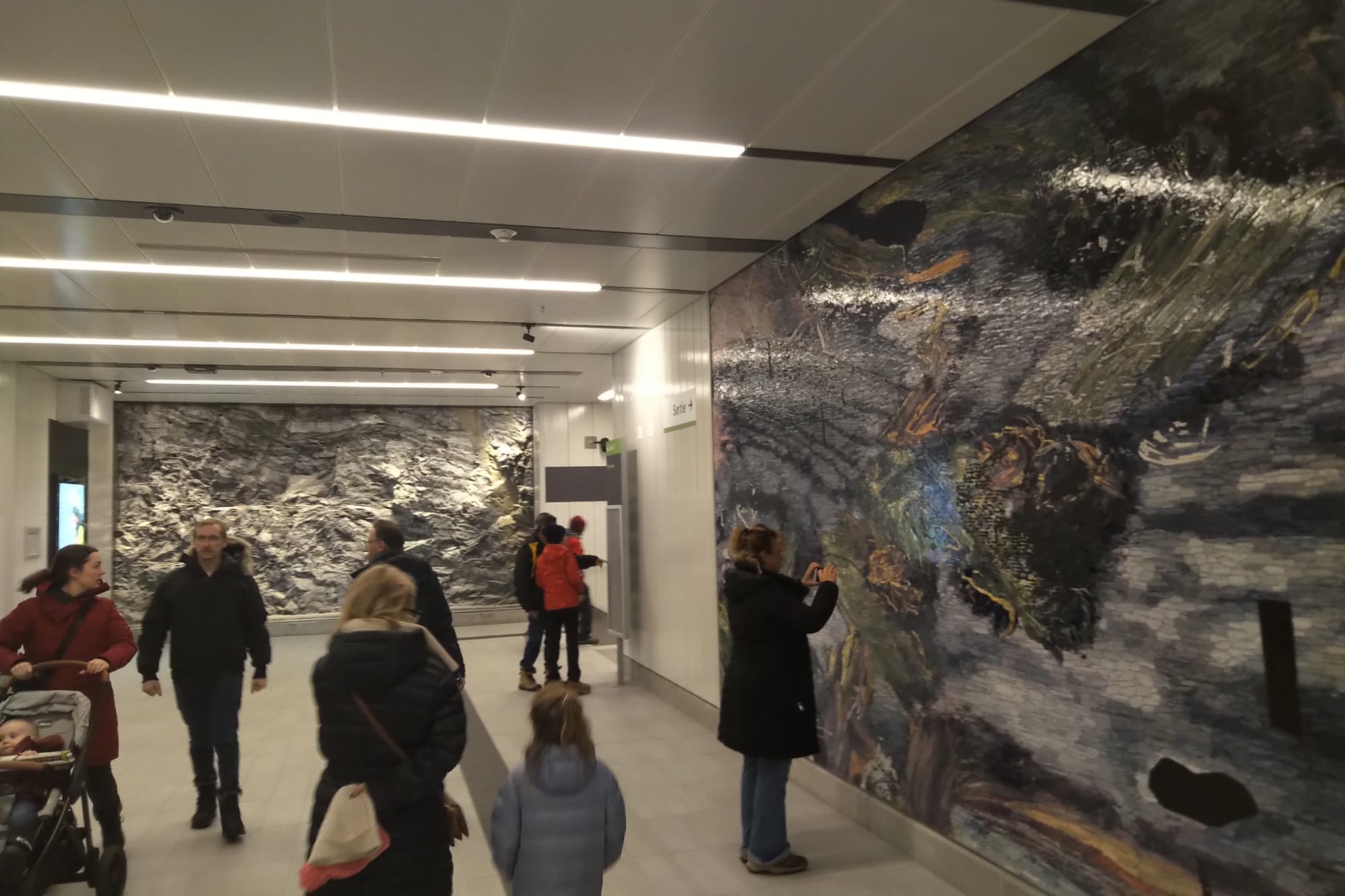 Édouard-Montpetit station mosaics & rock wall. Author