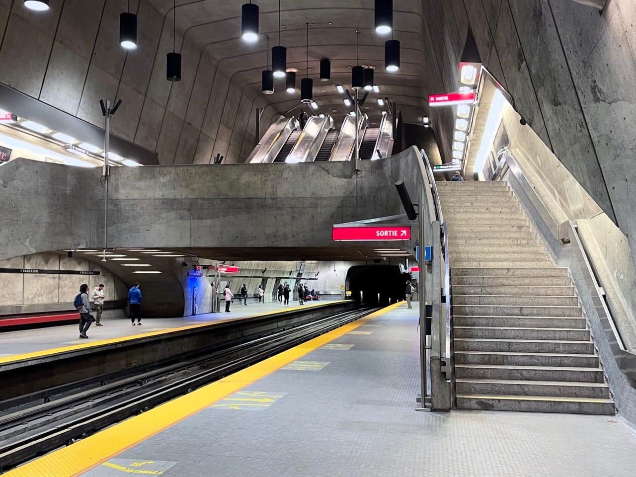 Radisson Métro station - note ample red bench on far platform. Heliomass