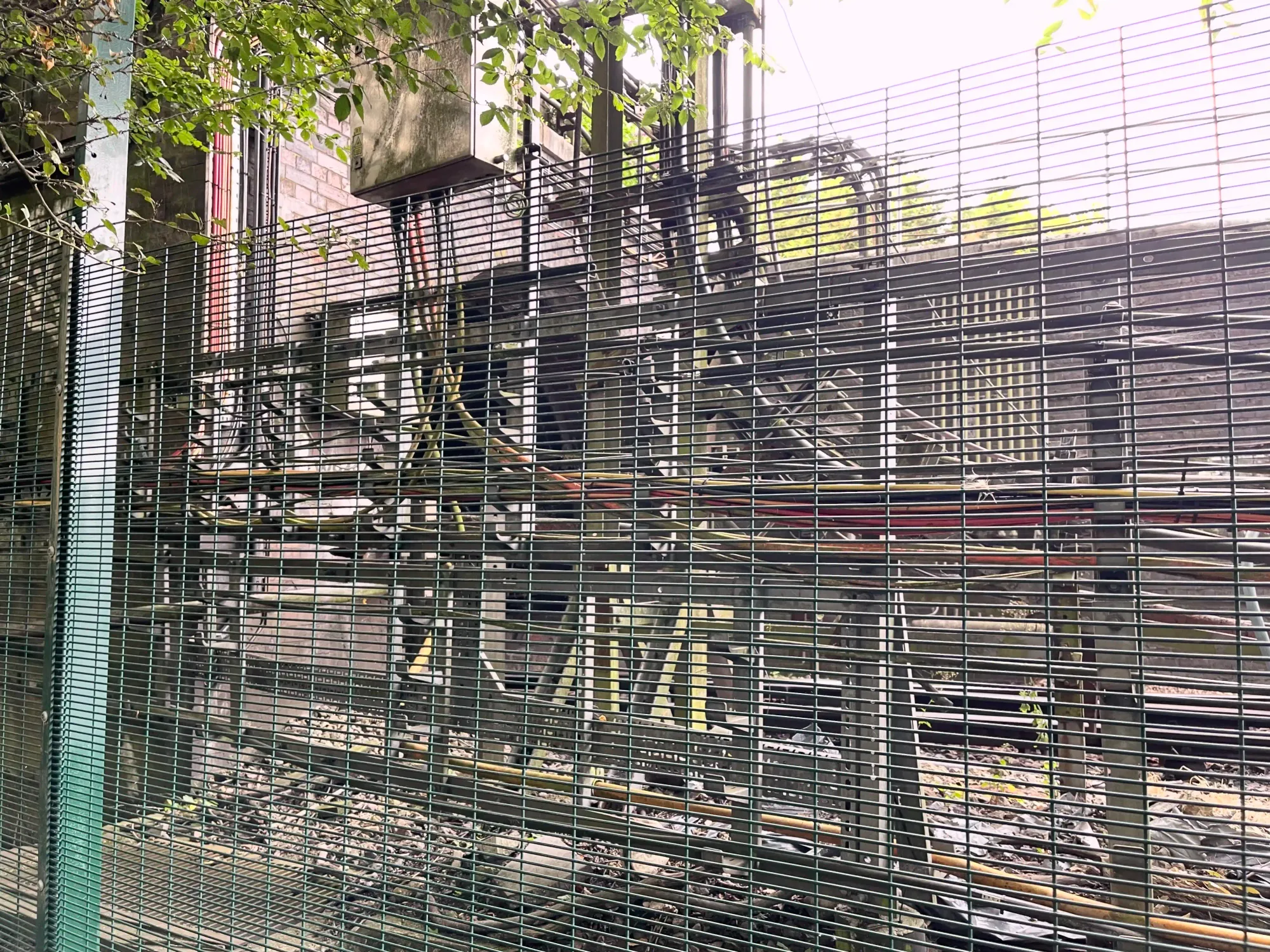 Entrance to the southbound tunnel towards Highgate, obscured by a fence of cabling