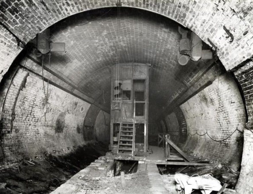 Abandoned King William Street in 1930 severely restricted island platform space. TfL Museum collection
