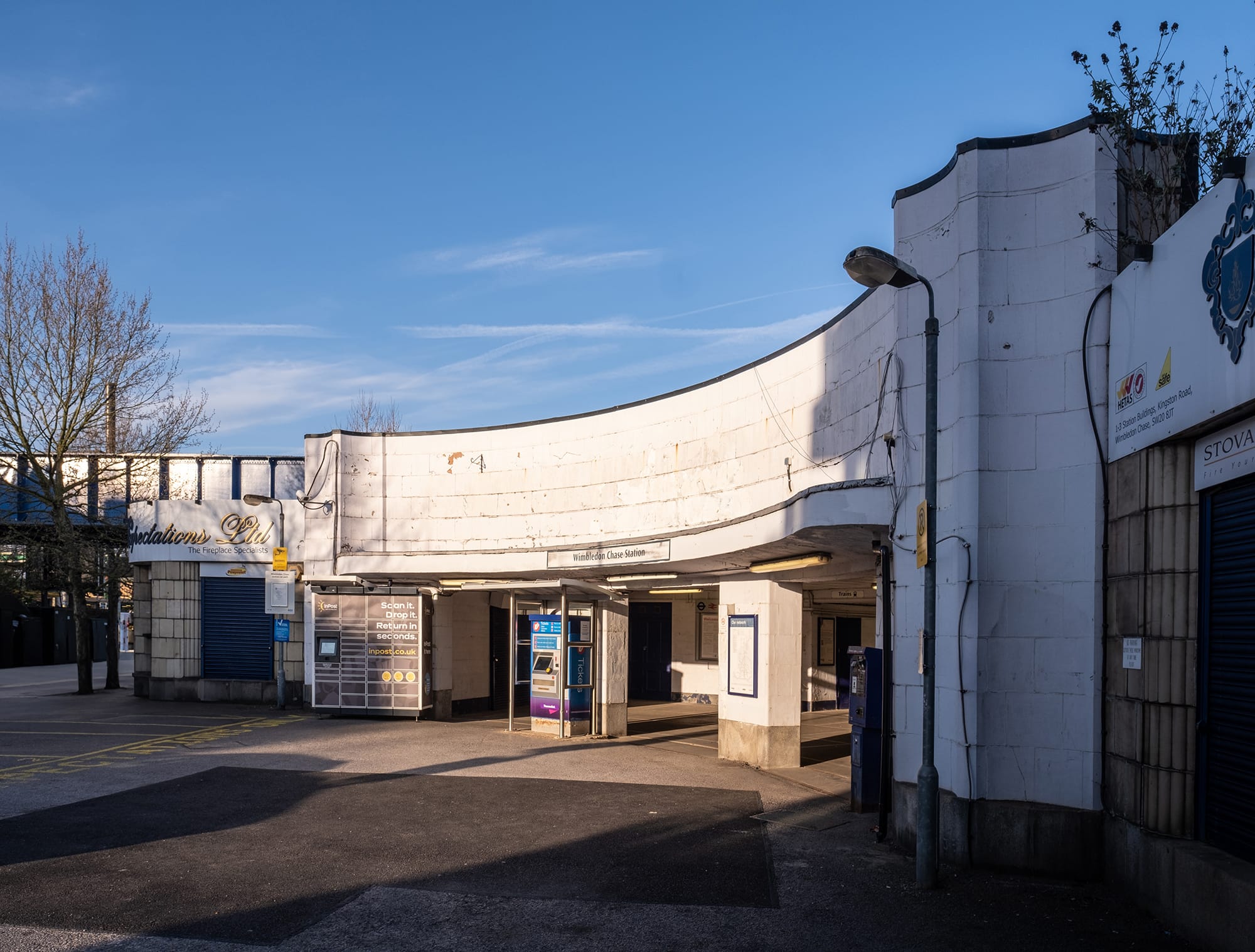 Curved frontage of Wimbledon Chase station (1929). Photo by Philip Butler