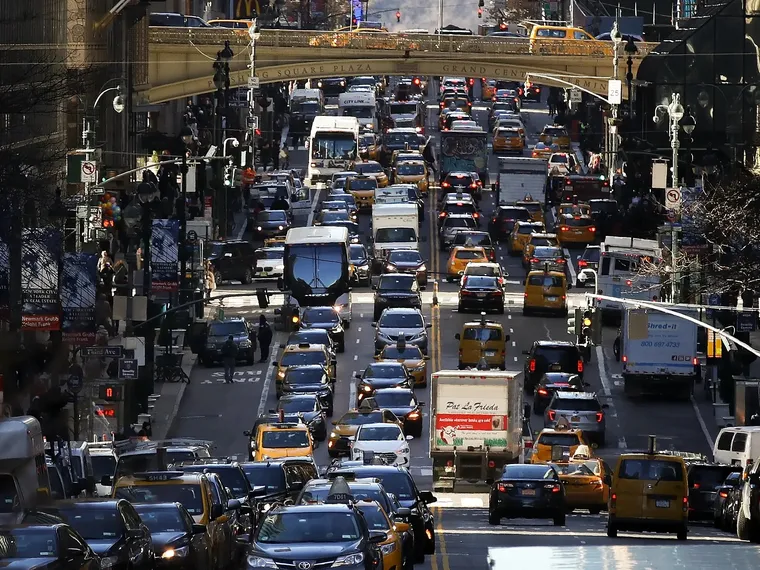 Pic of a really congested NYC Avenue chock full of traffic, which cries out for Congestion Charge